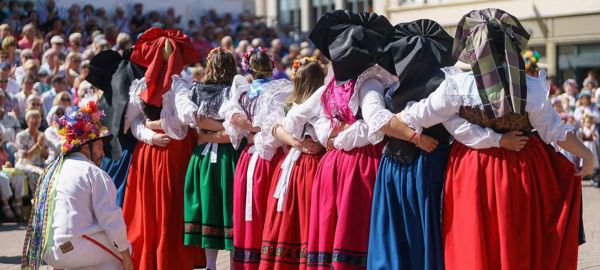Des danses sobres avec une influence marquée des cultures allemandes